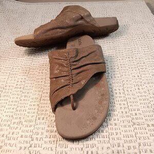 Taos women's 'Gift 2' sparkly ruched leather thongs flip flops sandals sz 12